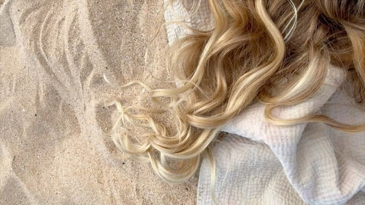 Cheveux abîmés après l'été : la routine de réparation à adopter